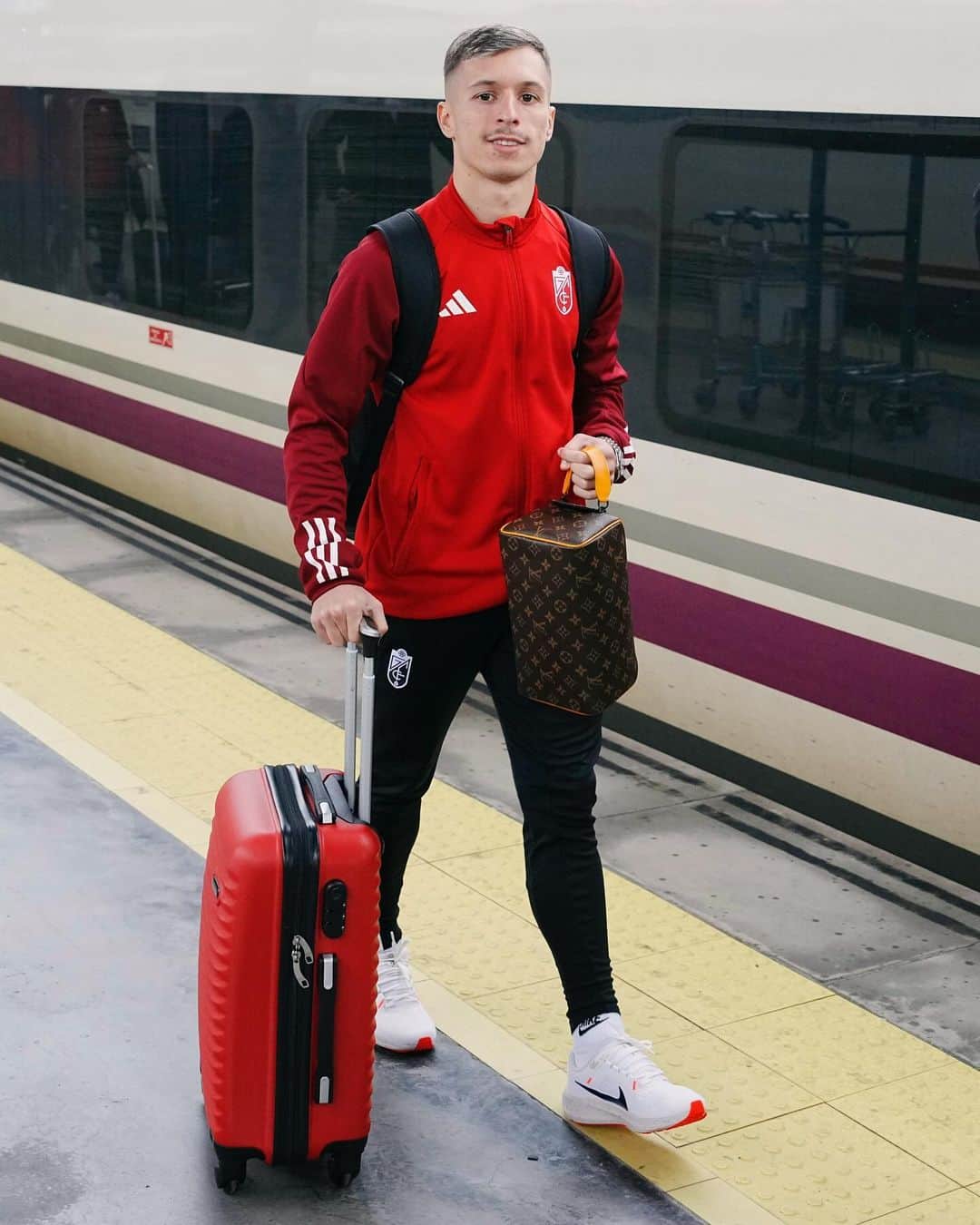 グラナダCFのインスタグラム：「🚄❤️🔜  Próxima parada: Madrid   #𝙀𝙩𝙚𝙧𝙣𝙖𝙇𝙪𝙘𝙝𝙖 🇦🇹 | #RealMadridGranada」
