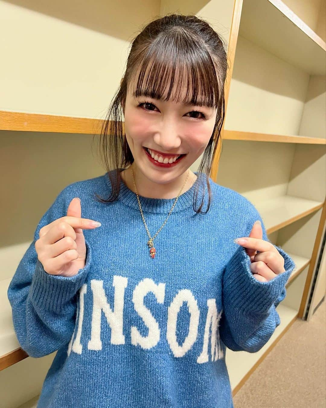 彩羽真矢さんのインスタグラム写真 - (彩羽真矢Instagram)「れにちゃんが私を気遣ってドリンクをくれたから、そのお礼をしたいって思って、探しに行ったら見つけたプロレスマスク被った猫ちゃんのネックレス！！  喜んでくれて私の方が100倍くらい嬉しい☺️  大好きな子に大好きって言ってもらえて幸せすぎて怖いくらい🥹💜💜💜  私は超人見知りだし、嫌われるのも怖くなっちゃって好きな子にほどなかなか声をかけられないタイプなんです…  れにちゃんにここ数日で仲良くしてもらえて、あと2日で終わっちゃうなんてすごく寂しいけど😢💜  その分頑張ってももクロ一座を盛り上げたい✨  イケメン市之丞として生きられるのもあと3回✨ れにちゃんをもっとメロメロにさせなくちゃ😏💜  #ももクロ一座 #れにちゃん」12月2日 0時46分 - chami_444