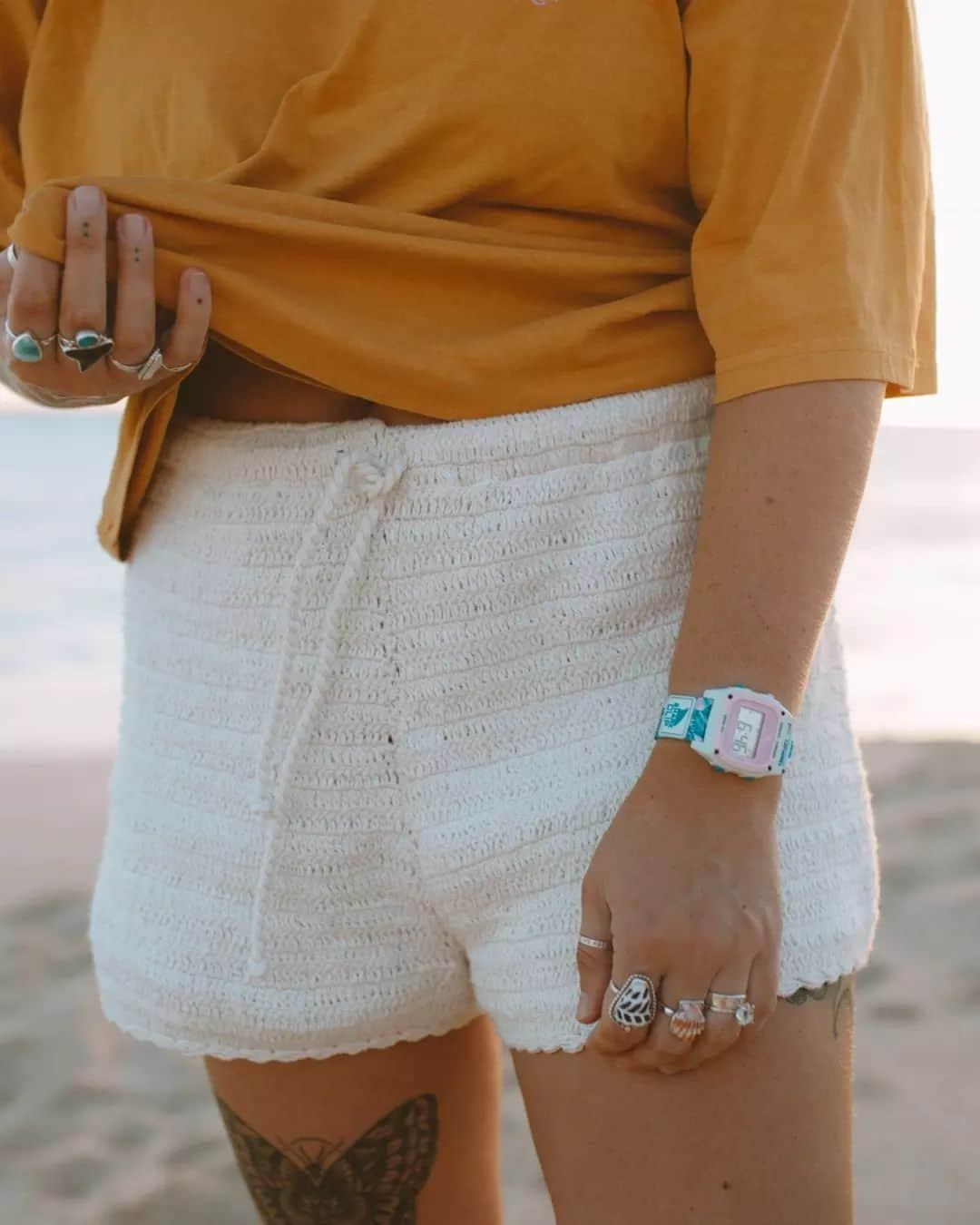 フリースタイルさんのインスタグラム写真 - (フリースタイルInstagram)「It's the first day of December but we're forever on tropical time, somewhere on a sandy beach on the coast of Oahu with @sageerickson Signature Shark Watch 🏝️🌊🏄🤙   🦈: #sharkwatch  Blue Sage Palm 📷: @pineapp.le_ _ #myfreestylewatch #beachlife #beachstyle #oceanlovers #endlesssummer #oahu #hawaiianstyle」12月2日 0時51分 - freestylewatches