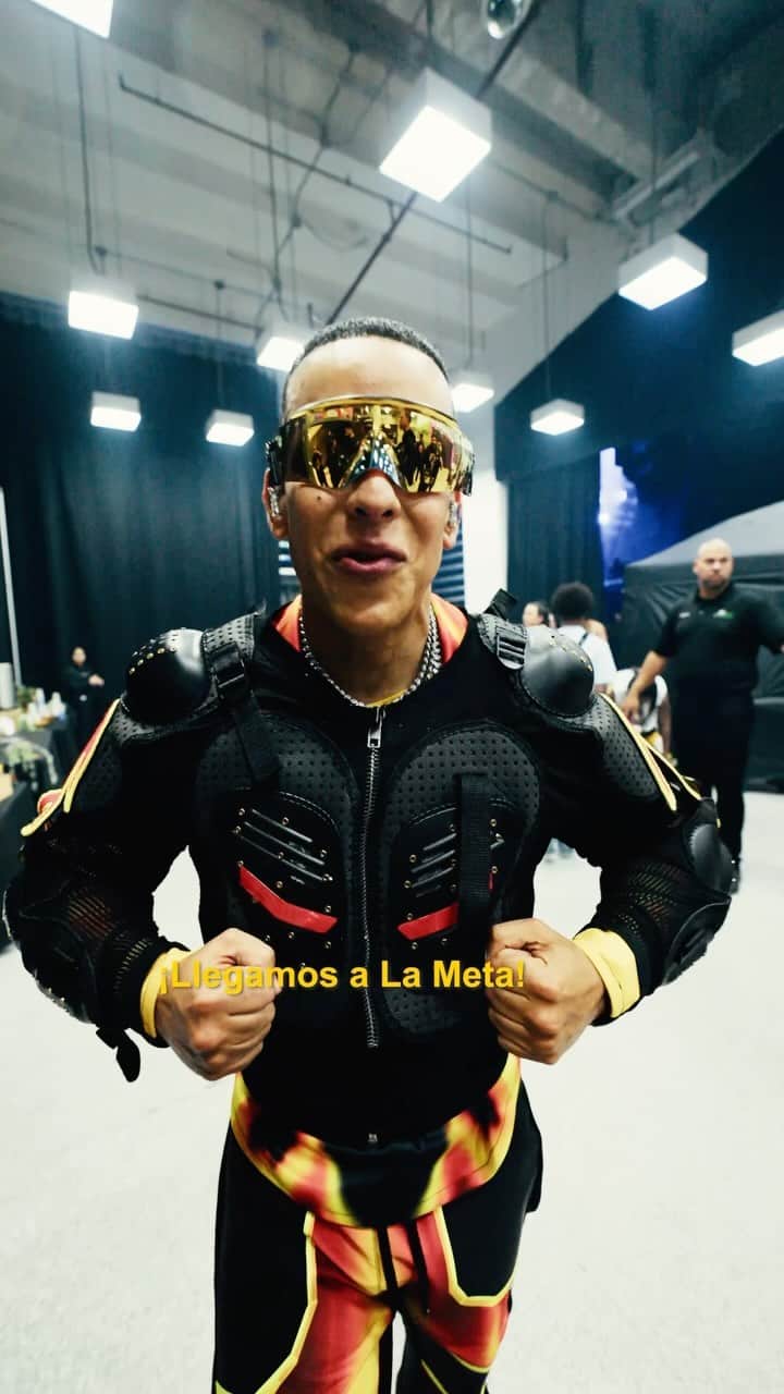 ダディー・ヤンキーのインスタグラム：「GRACIAS FAMILIA!!! Anoche nos dimos cita en el Choli y fue legendario 🔥🔥 Llegaron de distintas partes del mundo para ser parte de esta despedida en mi isla bonita 🏝️🇵🇷 Nos vemos hoy para montar la discoteca que está recién comenzando 🏁  #LAMETA #Legendaddy - DY」
