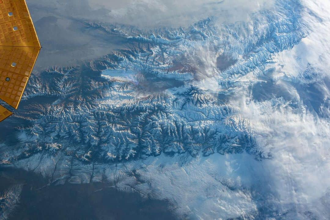 国際宇宙ステーションのインスタグラム：「On the first day of Christmas the space station (@iss) gave to me…  Beautiful views of our home planet to see 🌎  Image descriptions:   1. The Tian Shan Mountain range in Central Asia. In the top left corner of the image, Northrop Grumman's Cygnus spacecraft solar array peeks through.   2. Snow drifts and scattered clouds mix in with the Karakoram Mountain range. Spanning the borders of Pakistan, India and China, the range is one of the world's most geological areas.  3. In the caldera of Nemrut, a dormant volcano in Turkey, is Lake Nemrut. Fed by hot springs, the freshwater lake sits at an elevation of roughly 7,300 feet (~2,200 meters). Near the bottom of the image is the alkaline Lake Van, the largest in the country.  4. The sun reflects off peaks of the snow-capped Swiss Alps while casting shadows in the foothills of the mountain range.  5.  Lago O'Higgins, or San Martin Lake, flows between snow-capped mountain ranges in Chile.  6. Upsala Glacier, in between Chile and Argentina, flows into Lago Argentina.  7. The glacier-capped Mount Rainer ascends up to 14,400 feet (~4,400 meters) above sea level. As the most glaciated peak in the contiguous U.S., the active volcano slopes through Mount Rainer National Park, southeast of Seattle.  8. The tallest mountain in Japan, Mount Fuji. The summit of the active stratovolcano spends five months out of the year covered in snow, reaching over 12,000 feet (~3,700 meters) in elevation.」