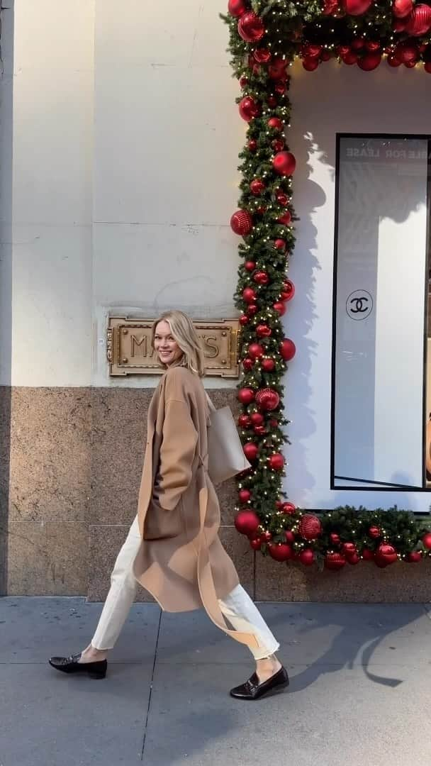 リンジー・エリンソンのインスタグラム：「Crossing this off my Christmas list! It’s a pinch me moment walking into this iconic @macys store and seeing @wander_beauty on the shelves. We are so grateful for this new partnership 🎁✨」