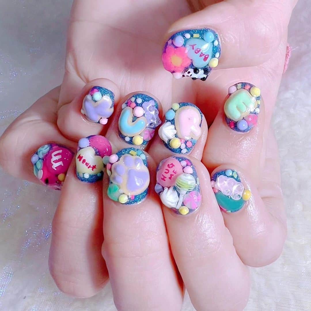 なかやまちえこのインスタグラム：「𝔎𝔞𝔴𝔞𝔦𝔦.⠀ ⠀ @kurebayashiii ちゃん⠀ 手足おそろい風に♡⠀ ⠀ @aby_sharenail #nail #nails #nailart #ネイル #美甲 #ネイルアート  #japanesenailart #manucure #japanesenails #manicurist #gelnails #أظافر #네일아트 #미용  #เพ้นท์เล็บ #artedeuñas #เพ้นท์เล็บเจล #ジェルネイルデザイン #ネイルデザイン #nagelkunst #原宿ネイル #かわいいネイル @pregel.jp PREXYグリッター #pr」