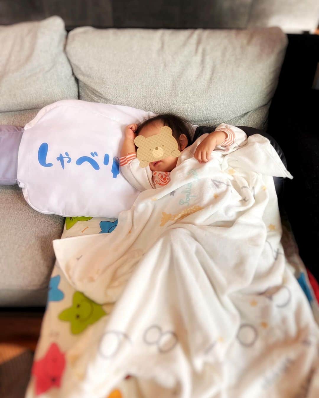 名塚佳織のインスタグラム：「🌙 昨日、酷使し過ぎた声帯 しっかり休めたつもりだったけど… まだ疲労が滲み気味だったと反省…😔   楽しい仕事があったり 集中を継続しなきゃいけない期間は 気持ちがソワソワしてしまって 休もうと思っても いまいちリラックスできないんだよね…😓  我が子くらい リラックスしなきゃ ダメでした…😩笑  姫は #しゃべリモ クッションが お気に入りw   実際のしゃべリモは 私が喋るよ♡ ↓↓↓ https://www.hotalux.com/products/_1834.html?cat=H142」