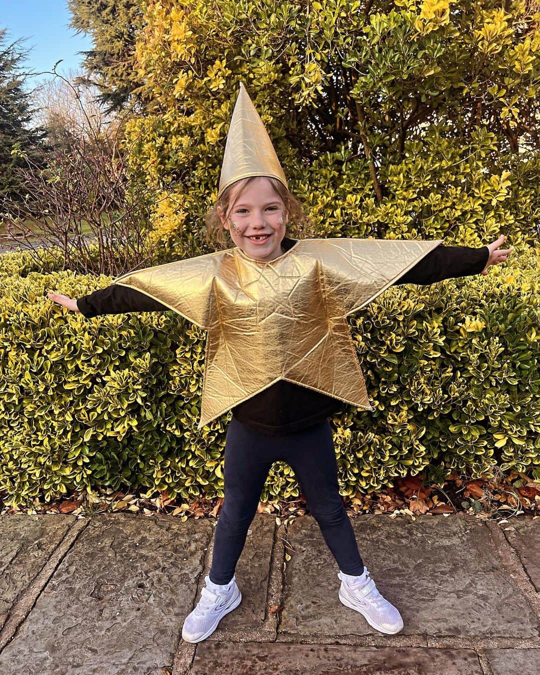 アレクサンドラ・フェルステッドのインスタグラム：「Happy 1️⃣ of December you lovely lot! 🎄✨  I don’t think I could have had a more gloriously Christmassy start to my favourite month with my eldest two babies having their nativity’s!!! Feeling incredibly proud and very lucky. I remember going on stage when at school desperately trying to find my parents faces in the crowd & being so happy when I did - then the manic 👋🏼 . Max just landed back from Tokyo ( PHEW) 🫠😝.. and I cannot WAIT to get all our Christmas decorations out & start the family traditions all over again with the kids.. this time with 1 extra 👶🏻🎄🥰✨」