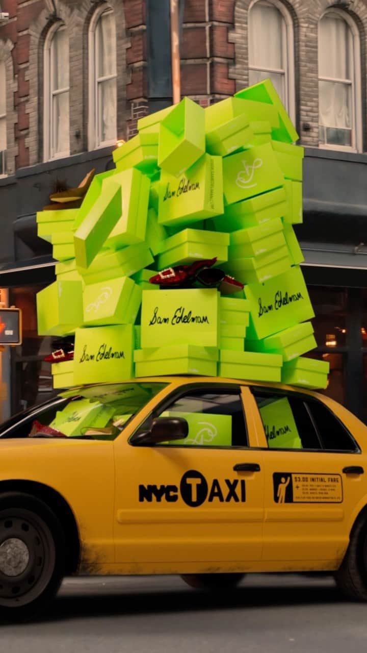 サムエデルマンのインスタグラム：「Anything can happen in New York… especially during the holidays.」