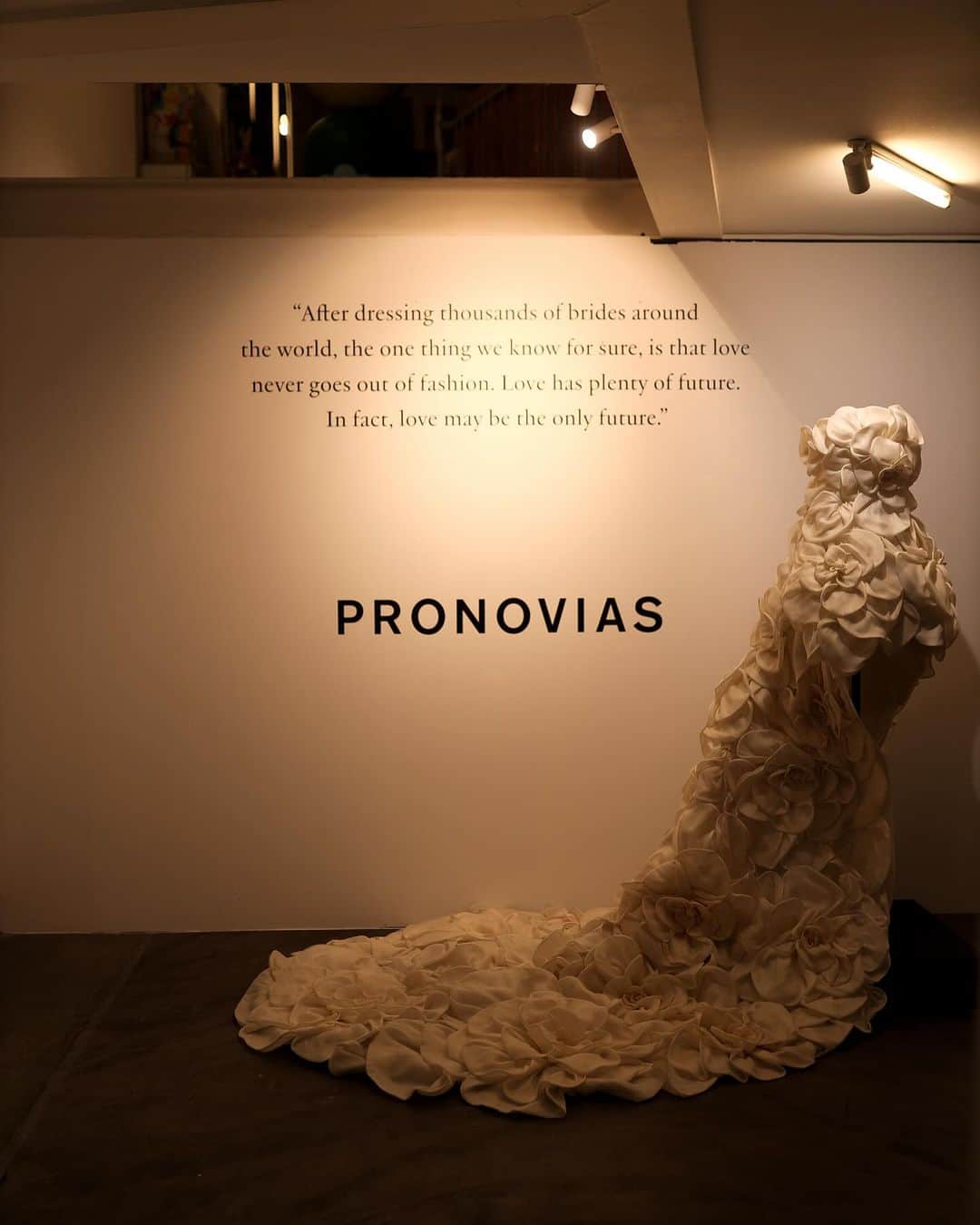 Pronoviasさんのインスタグラム写真 - (PronoviasInstagram)「Where Art meets Love. And vice versa. #Pronovias   Artist: @inesjimm Gallery: @garnaartgallery Photography: @apolocontrerasruz」12月2日 21時00分 - pronovias