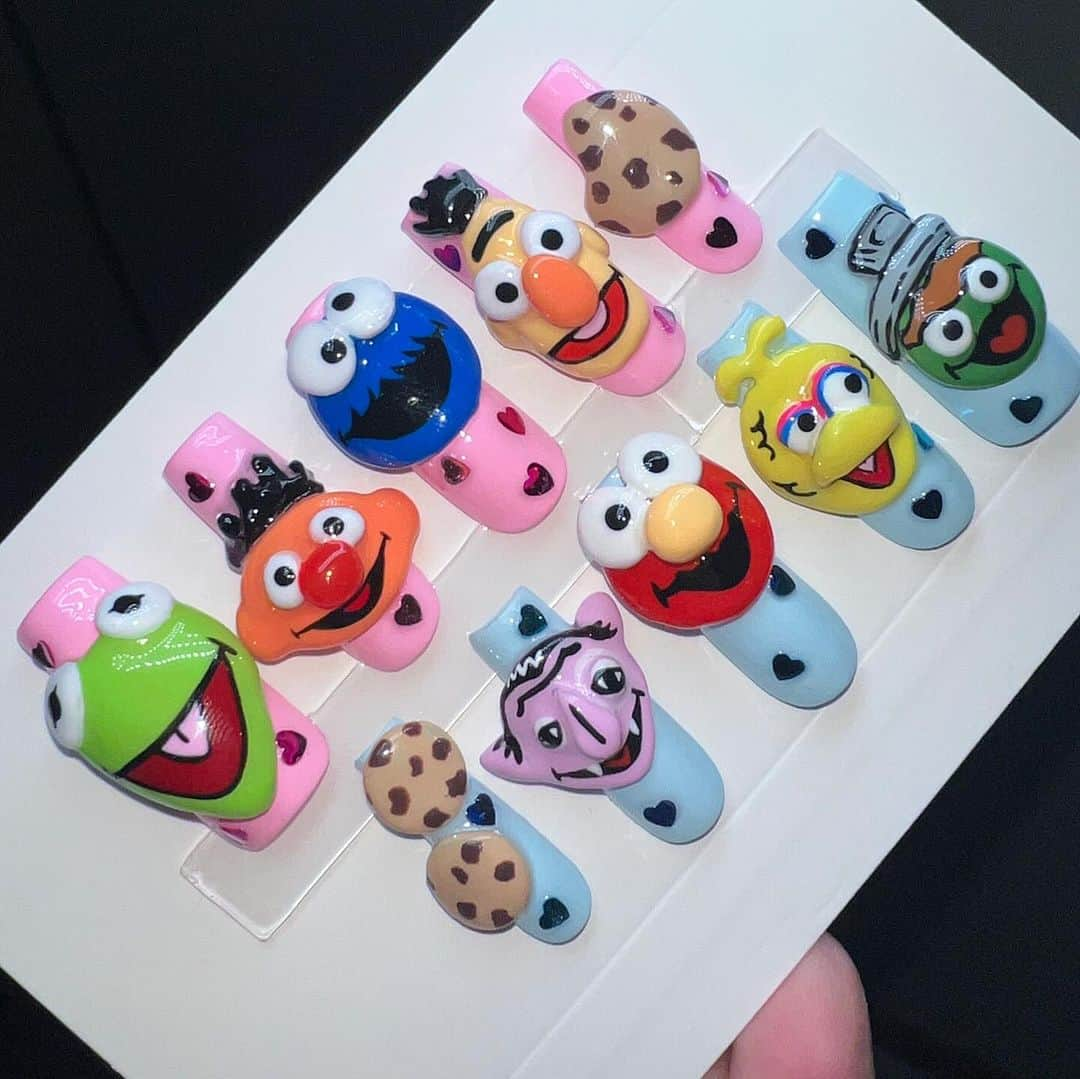 Mei Kawajiriさんのインスタグラム写真 - (Mei KawajiriInstagram)「3D Sesame Street 🍪🍪🍪nails 💅for @watanabenaomi703 @sesamestreet x @gelatopique_official 🩷🎀💅🍪🤍🩵⭐️」12月2日 1時05分 - nailsbymei