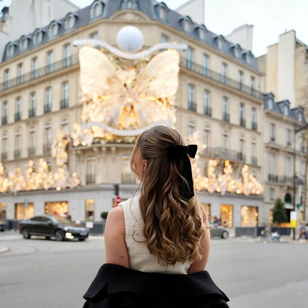 アン・キャサリン・ボメルのインスタグラム：「Paris Dump 1. 30 Avenue Montaigne Christmas Decoration  2. Christian Dior archive finds 3.felt cjute 4. My personal highlight: Dior Archive with hundreds and hundreds of their designs」