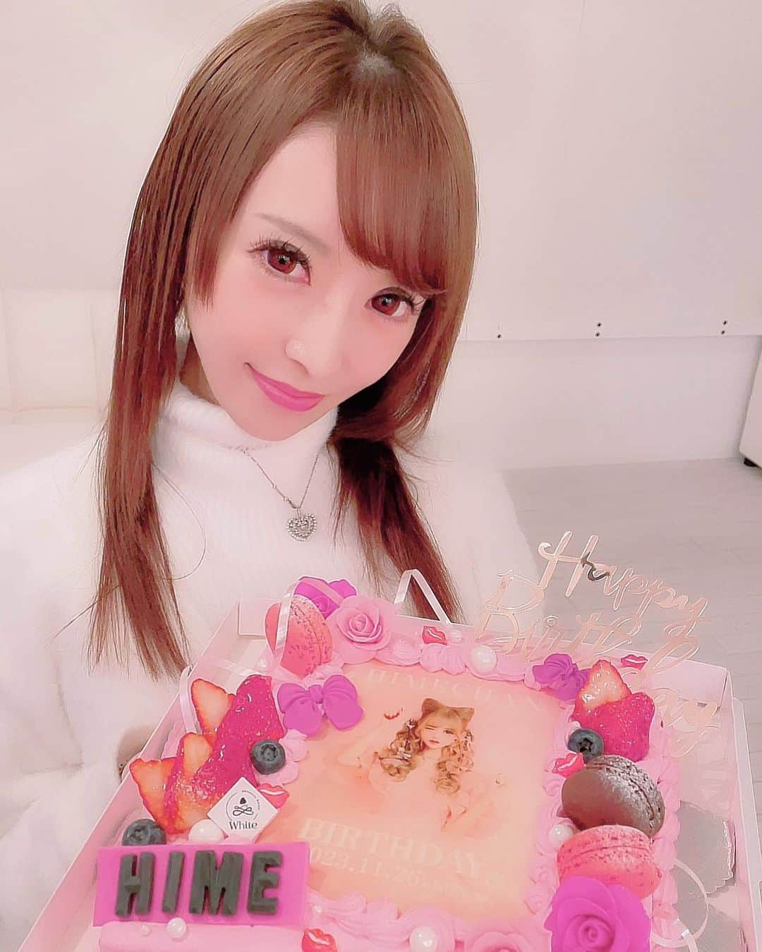 みくるんさんのインスタグラム写真 - (みくるんInstagram)「可愛い写真ケーキを頼みました🎂🤍 @white_cake_nagoya   メイドカフェのメイド長バースデーイベントにて🩷  ピンクと黒とBarbieイメージでお願いしましたが センス良すぎてみんな大喜びでした🤍  錦のケーキ屋さんで即日でも頼めるみたい✨  お任せでセンスいいのは嬉しいです🎀✨  #japan#japanesegirl#l4l#名古屋コンカフェ#名古屋キャバ嬢#名古屋グルメ#名古屋スイーツ#錦ケーキ#オーダーケーキ」12月2日 1時06分 - milkurumin123