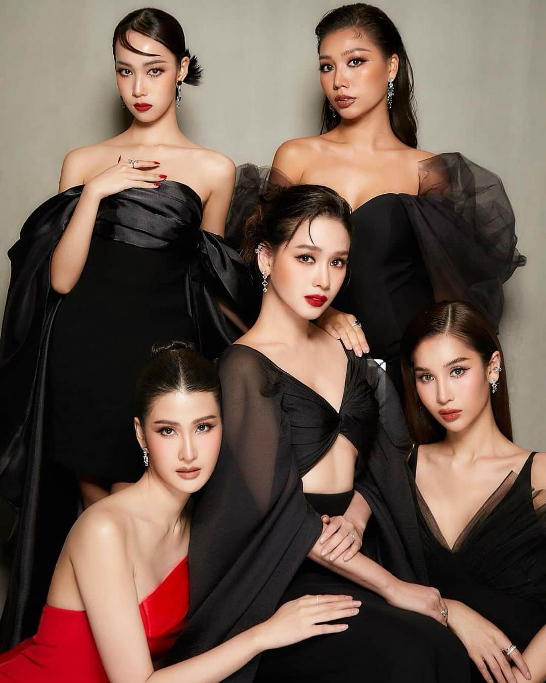 アミーナ・ピニットのインスタグラム：「#ควีนมาสเตอร์โมอมีนา   แพ้ ชนะ ไม่สำคัญนะลูก แต่เราคือ teamwork เป็นครอบครัว🤍 สนุกด้วยกัน ให้กำลังใจกัน ช่วยเหลือและผลักดันกัน นี่คือสิ่งสำคัญนะลูก   ตั้งแต่ทำรายการ #นางร้ายไทยแลนด์ พวกลูกพัฒนาและดูดีพร้อมใช้งาน สวยขึ้น บุคลิกภาพดีขึ้น ความสามารถในการแสดงดีขึ้นเป็นระดับ ภูมิใจในตัวพวกลูกมากๆนะคะ 👏🏻❤️  รายการจบแล้ว แต่อนาคตพวกลูกยังต้องเดินต่อไป.. จากนี้เรามาทำความฝันของลูกแต่ละคนให้สำเร็จกันนะ ถึงมีอุปสรรคขอให้สู้กับมันนะ แม่คนนี้เชื่อในความพยายามของลูกทุกคน 🫶🏻✌🏻  วัน Final ที่ผ่านมา พวกลูกสวยพร้อมใช้งานทุกคน ปลื้มจนพูดไม่ออกจริงๆ 😊  สุดท้าย… ถึงทีมเราจะไม่มีใครพูดถึง ไม่ได้รับคำชม ไม่ได้รับความสนใจ อย่าท้อนะลูก เส้นทางไม่ได้โรยด้วยดอกไม้เสมอไป ทีมเราทำดีที่สุดแล้วนะเด็กๆ ความสามารถของเรา พรแสวง และความพยายามของเราเท่านั้นที่จะทำให้เราสำเร็จนะลูก  แม่คนนี้จะคอยอยู่ข้างๆ คอยซับพอร์ตเสมอนะ」