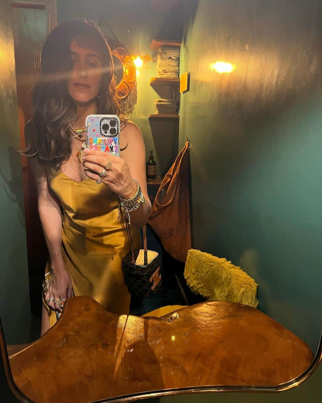 ダニジョーのインスタグラム：「Cool bathroom selfie 😊」