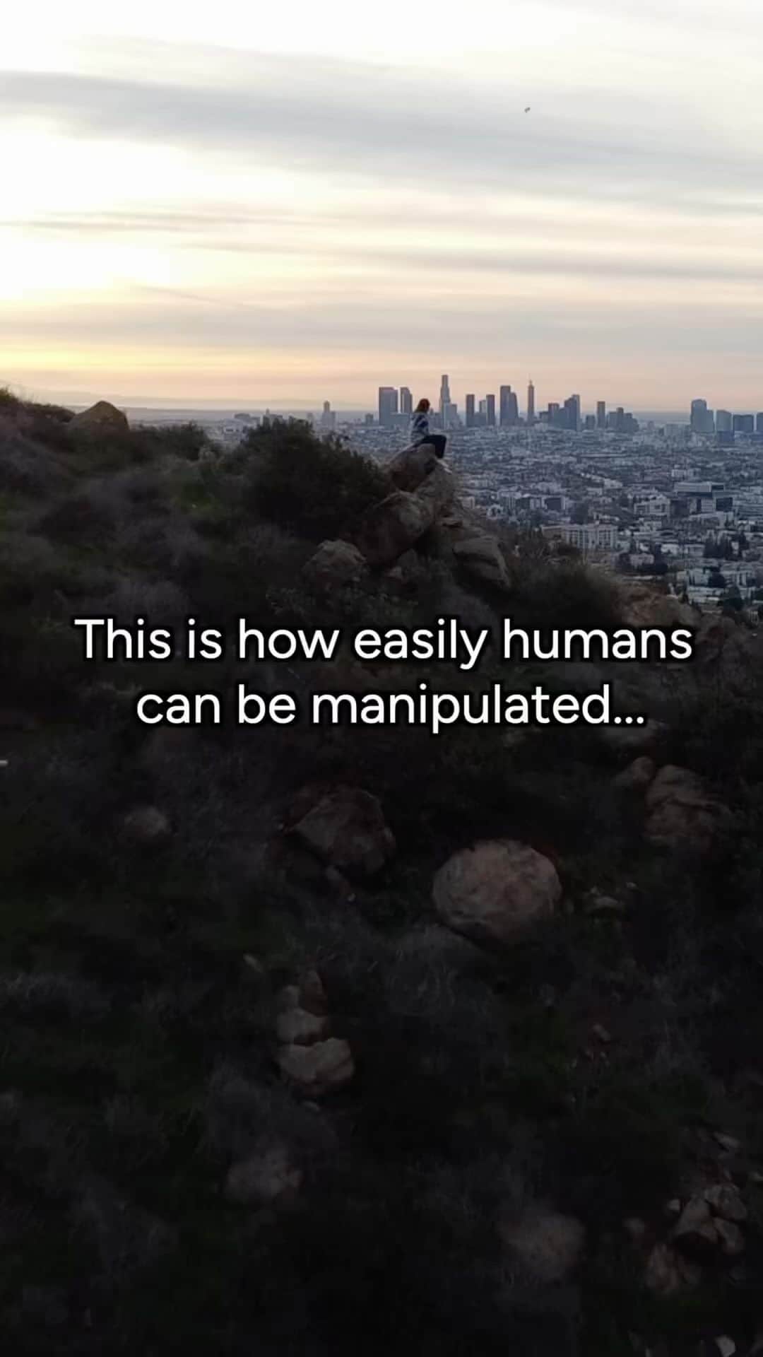 デブラ・メッシングのインスタグラム：「This is powerful.  We are all vulnerable.   The only protection we have from falling victim to misinformation is to research facts from reputable sources.   Facts from History books. Not TicToc.   Opinions don’t determine the size of the circles in the video.   #factsmatter #disinformation #propaganda」