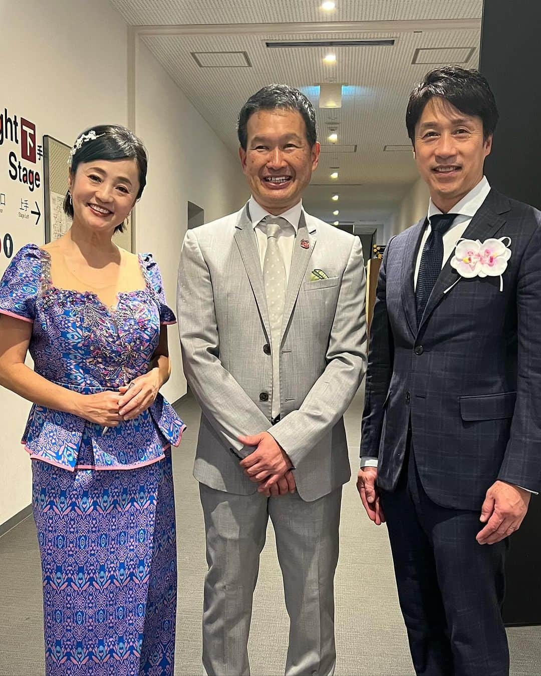 橋本志穂さんのインスタグラム写真 - (橋本志穂Instagram)「先日の🇯🇵🇰🇭友好70周年イベント カンボジアには国技の クンクメールという格闘技があります。 元K1プロデューサーで ムエタイのチャンピオンだった前田憲作さんとのトークショーでは このクンクメールの可能性についてなど お話いただきました。 以前、ミャンマーのラウェイという格闘技の大会を前田さんに観させていただいたことがありますが、 前田さんがいま手掛ける 「エクストリーム」は　 キックボクサーはもちろん、少林寺の選手がいればテコンドーの選手もいる 男性も女性も同じに戦う 年齢層もさまざま〜 ここにいつか、クンクメールの選手が参戦する日がくるのかも〜。 前田さんは「クンクメールのスター選手を育てること」を強くおっしゃっていました。 ムエタイのウィラサクレック選手が 日本のK1で盛り上げてくれてた日を思い出しました。  前田さんは 日本とカンボジアのスポーツ分野の友好に欠かせない存在になるでしょう〜。  写真はリハの時のもありますが、 リハは自前のワンピースでした。 本番は、政務局長夫人にお譲りいた大体民族衣装を着させていただいましたが、 布地がパリッとしていて 着物の帯みたいに硬いのね。 座ったら、布地が折れることなく、 膝の上に立った。。 立ってそのまま顎まで持ち上がる💦  やばい💦 ドレスの内側に縫い付けてあるカップごと　上に持ち上がった🫣🫣  すっごい鳩胸☺️  似合ってるから差し上げますと ご婦人がおっしゃっ て下さったようで 今夜はぐっすり休めます♪  #カンボジア #友好70周年」12月2日 1時28分 - shihohashimoto3