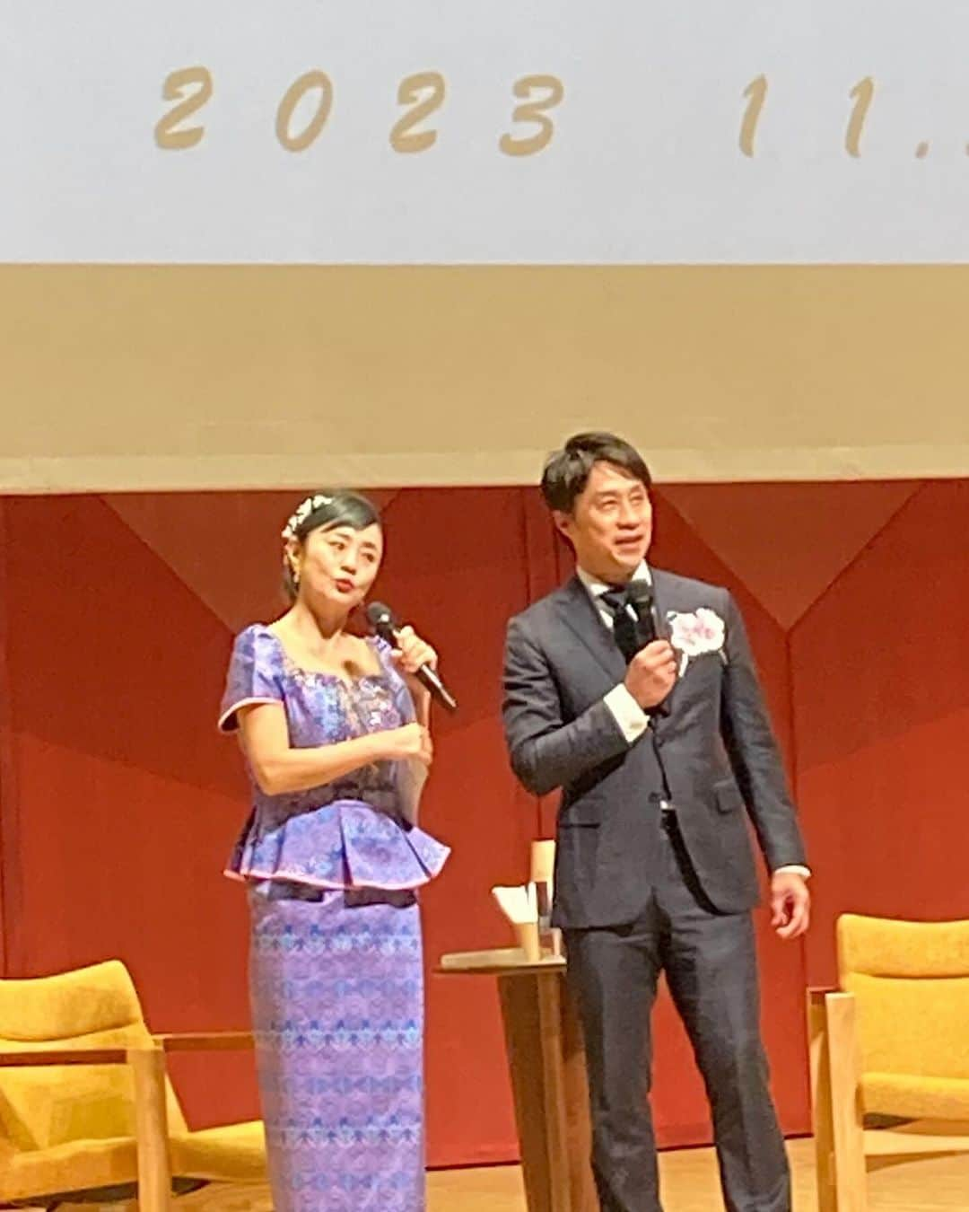 橋本志穂さんのインスタグラム写真 - (橋本志穂Instagram)「先日の🇯🇵🇰🇭友好70周年イベント カンボジアには国技の クンクメールという格闘技があります。 元K1プロデューサーで ムエタイのチャンピオンだった前田憲作さんとのトークショーでは このクンクメールの可能性についてなど お話いただきました。 以前、ミャンマーのラウェイという格闘技の大会を前田さんに観させていただいたことがありますが、 前田さんがいま手掛ける 「エクストリーム」は　 キックボクサーはもちろん、少林寺の選手がいればテコンドーの選手もいる 男性も女性も同じに戦う 年齢層もさまざま〜 ここにいつか、クンクメールの選手が参戦する日がくるのかも〜。 前田さんは「クンクメールのスター選手を育てること」を強くおっしゃっていました。 ムエタイのウィラサクレック選手が 日本のK1で盛り上げてくれてた日を思い出しました。  前田さんは 日本とカンボジアのスポーツ分野の友好に欠かせない存在になるでしょう〜。  写真はリハの時のもありますが、 リハは自前のワンピースでした。 本番は、政務局長夫人にお譲りいた大体民族衣装を着させていただいましたが、 布地がパリッとしていて 着物の帯みたいに硬いのね。 座ったら、布地が折れることなく、 膝の上に立った。。 立ってそのまま顎まで持ち上がる💦  やばい💦 ドレスの内側に縫い付けてあるカップごと　上に持ち上がった🫣🫣  すっごい鳩胸☺️  似合ってるから差し上げますと ご婦人がおっしゃっ て下さったようで 今夜はぐっすり休めます♪  #カンボジア #友好70周年」12月2日 1時28分 - shihohashimoto3