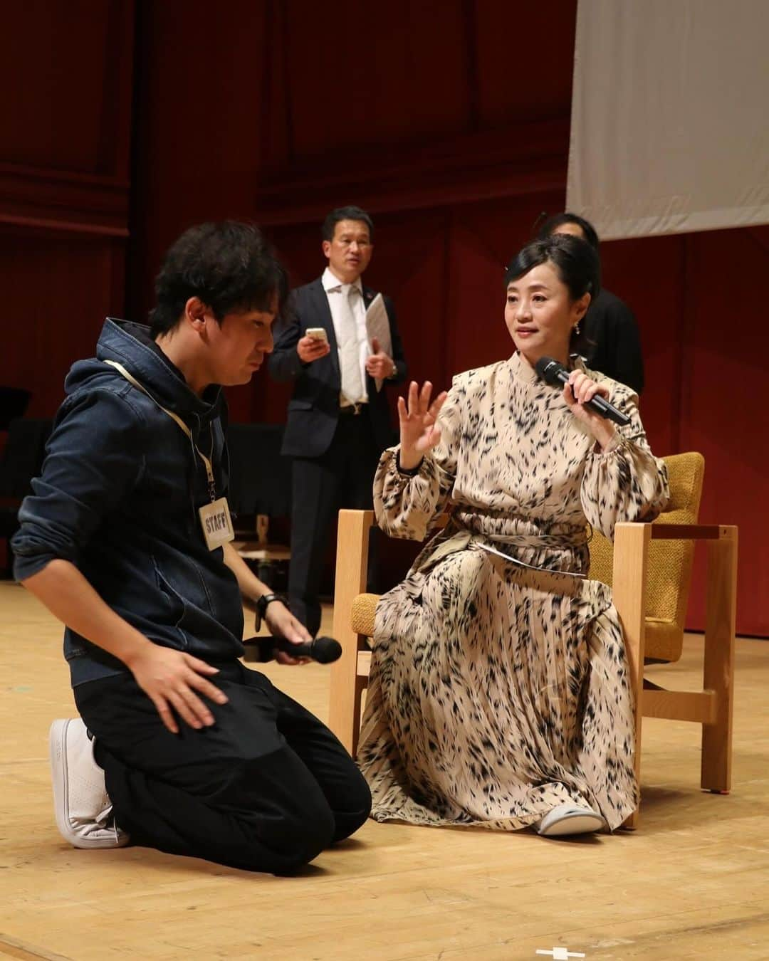 橋本志穂さんのインスタグラム写真 - (橋本志穂Instagram)「先日の🇯🇵🇰🇭友好70周年イベント カンボジアには国技の クンクメールという格闘技があります。 元K1プロデューサーで ムエタイのチャンピオンだった前田憲作さんとのトークショーでは このクンクメールの可能性についてなど お話いただきました。 以前、ミャンマーのラウェイという格闘技の大会を前田さんに観させていただいたことがありますが、 前田さんがいま手掛ける 「エクストリーム」は　 キックボクサーはもちろん、少林寺の選手がいればテコンドーの選手もいる 男性も女性も同じに戦う 年齢層もさまざま〜 ここにいつか、クンクメールの選手が参戦する日がくるのかも〜。 前田さんは「クンクメールのスター選手を育てること」を強くおっしゃっていました。 ムエタイのウィラサクレック選手が 日本のK1で盛り上げてくれてた日を思い出しました。  前田さんは 日本とカンボジアのスポーツ分野の友好に欠かせない存在になるでしょう〜。  写真はリハの時のもありますが、 リハは自前のワンピースでした。 本番は、政務局長夫人にお譲りいた大体民族衣装を着させていただいましたが、 布地がパリッとしていて 着物の帯みたいに硬いのね。 座ったら、布地が折れることなく、 膝の上に立った。。 立ってそのまま顎まで持ち上がる💦  やばい💦 ドレスの内側に縫い付けてあるカップごと　上に持ち上がった🫣🫣  すっごい鳩胸☺️  似合ってるから差し上げますと ご婦人がおっしゃっ て下さったようで 今夜はぐっすり休めます♪  #カンボジア #友好70周年」12月2日 1時28分 - shihohashimoto3