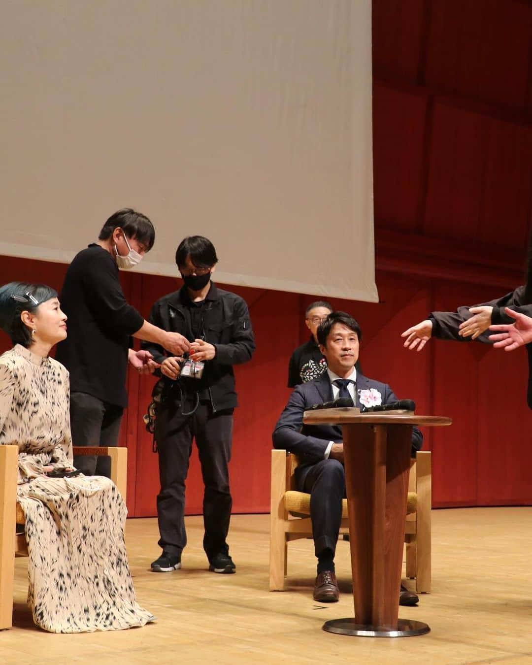 橋本志穂さんのインスタグラム写真 - (橋本志穂Instagram)「先日の🇯🇵🇰🇭友好70周年イベント カンボジアには国技の クンクメールという格闘技があります。 元K1プロデューサーで ムエタイのチャンピオンだった前田憲作さんとのトークショーでは このクンクメールの可能性についてなど お話いただきました。 以前、ミャンマーのラウェイという格闘技の大会を前田さんに観させていただいたことがありますが、 前田さんがいま手掛ける 「エクストリーム」は　 キックボクサーはもちろん、少林寺の選手がいればテコンドーの選手もいる 男性も女性も同じに戦う 年齢層もさまざま〜 ここにいつか、クンクメールの選手が参戦する日がくるのかも〜。 前田さんは「クンクメールのスター選手を育てること」を強くおっしゃっていました。 ムエタイのウィラサクレック選手が 日本のK1で盛り上げてくれてた日を思い出しました。  前田さんは 日本とカンボジアのスポーツ分野の友好に欠かせない存在になるでしょう〜。  写真はリハの時のもありますが、 リハは自前のワンピースでした。 本番は、政務局長夫人にお譲りいた大体民族衣装を着させていただいましたが、 布地がパリッとしていて 着物の帯みたいに硬いのね。 座ったら、布地が折れることなく、 膝の上に立った。。 立ってそのまま顎まで持ち上がる💦  やばい💦 ドレスの内側に縫い付けてあるカップごと　上に持ち上がった🫣🫣  すっごい鳩胸☺️  似合ってるから差し上げますと ご婦人がおっしゃっ て下さったようで 今夜はぐっすり休めます♪  #カンボジア #友好70周年」12月2日 1時28分 - shihohashimoto3