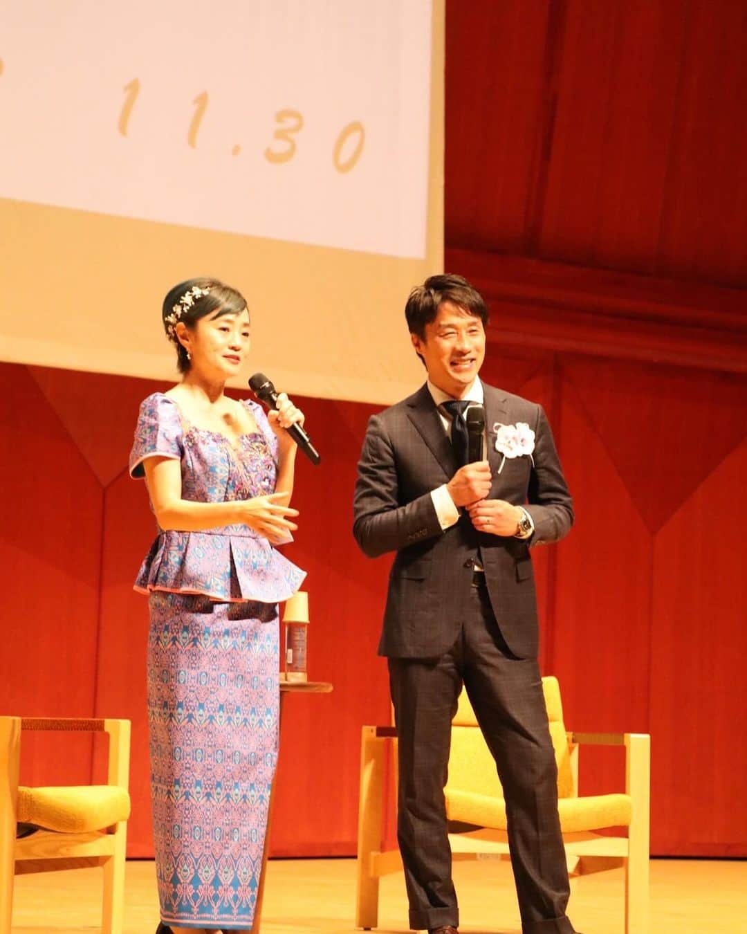 橋本志穂のインスタグラム：「先日の🇯🇵🇰🇭友好70周年イベント カンボジアには国技の クンクメールという格闘技があります。 元K1プロデューサーで ムエタイのチャンピオンだった前田憲作さんとのトークショーでは このクンクメールの可能性についてなど お話いただきました。 以前、ミャンマーのラウェイという格闘技の大会を前田さんに観させていただいたことがありますが、 前田さんがいま手掛ける 「エクストリーム」は　 キックボクサーはもちろん、少林寺の選手がいればテコンドーの選手もいる 男性も女性も同じに戦う 年齢層もさまざま〜 ここにいつか、クンクメールの選手が参戦する日がくるのかも〜。 前田さんは「クンクメールのスター選手を育てること」を強くおっしゃっていました。 ムエタイのウィラサクレック選手が 日本のK1で盛り上げてくれてた日を思い出しました。  前田さんは 日本とカンボジアのスポーツ分野の友好に欠かせない存在になるでしょう〜。  写真はリハの時のもありますが、 リハは自前のワンピースでした。 本番は、政務局長夫人にお譲りいた大体民族衣装を着させていただいましたが、 布地がパリッとしていて 着物の帯みたいに硬いのね。 座ったら、布地が折れることなく、 膝の上に立った。。 立ってそのまま顎まで持ち上がる💦  やばい💦 ドレスの内側に縫い付けてあるカップごと　上に持ち上がった🫣🫣  すっごい鳩胸☺️  似合ってるから差し上げますと ご婦人がおっしゃっ て下さったようで 今夜はぐっすり休めます♪  #カンボジア #友好70周年」