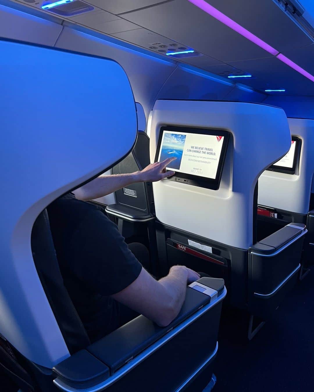 デルタ航空のインスタグラム：「We didn’t get Kenough this summer, so swipe to see what movie is now on Delta Studio 💖」