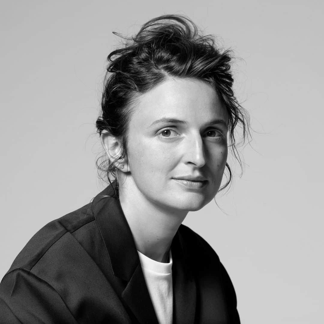 Vogue Italiaのインスタグラム：「Alice Rohrwacher, l’irraggiungibile. // Per la sua vita sogna di arrivare all’eremitaggio assoluto tra le campagne dell’Umbria. Eppure, è proprio alla grazia e alla disgrazia delle persone che dedica i suoi capolavori, compreso l’ultimo, La Chimera: la storia di un gruppo di tombaroli e di un amore finito, che tanto dice delle nostre vite. «L’amore è quello che mette radici nell’altro. Il mio? Una foresta». I personaggi dei suoi film arrivano da un altrove lontano, come sogni collettivi ripresi fuori campo sull’esempio di Federico Fellini. Di questo e tantissimo altro ci ha raccontato la regista più internazionale che abbiamo in Italia. Dall'infanzia con la sorella Alba ai nuovi progetti come la mostra che inaugura oggi al @centrepompidou, dedicata al suo universo. Scopri di più al link in bio.   Photo Credits: 1: @BrigitteLacombe 2,4,6,7: @tempestafilm #VoguePeople」