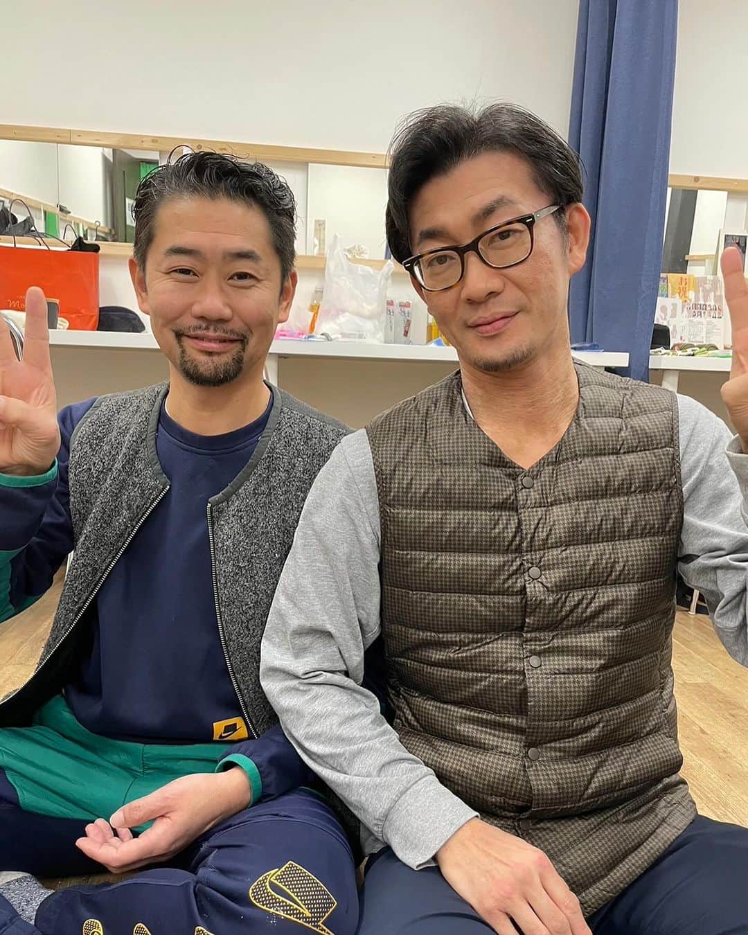 江戸川じゅん兵さんのインスタグラム写真 - (江戸川じゅん兵Instagram)「さあ、玉小お祝い、残り２日です。  facebookが知らせてきた9年前のうえだひろしと江戸川。  ビビる。おっさんになりすぎとる。  本番前に同じ構図でボブマーサムに撮ってもらったけど無理でした。。  もうあの頃には。。  是非お越しください。玉小お祝い。  #玉小お祝い」12月2日 1時31分 - edomanji