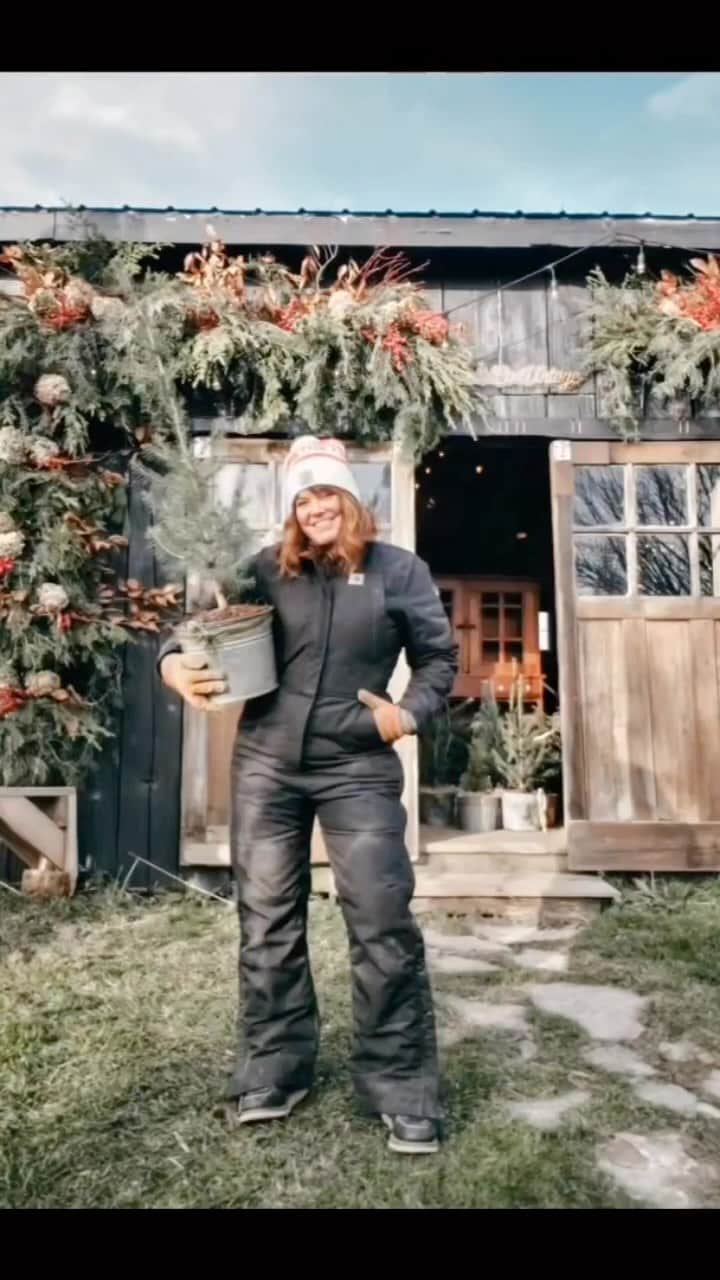 カーハートのインスタグラム：「day in the life with @jessica.co.vintage - getting ready for Christmas in the Barn」