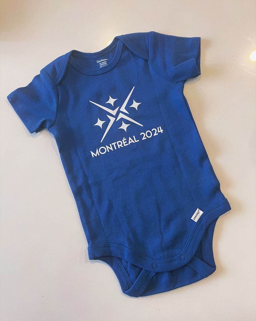 アシュリー・ワグナーのインスタグラム：「*immediately googles “how to cross border with 4 month old”*  The World Championships are coming to Montreal March 18-24th! Single day tickets are still available through Ticketmaster.ca 🫶🏻⛸️  Thank you @skate_canada for the cutest merch, and make sure to get your tickets now (especially for that men’s event it’s going to be insane).」