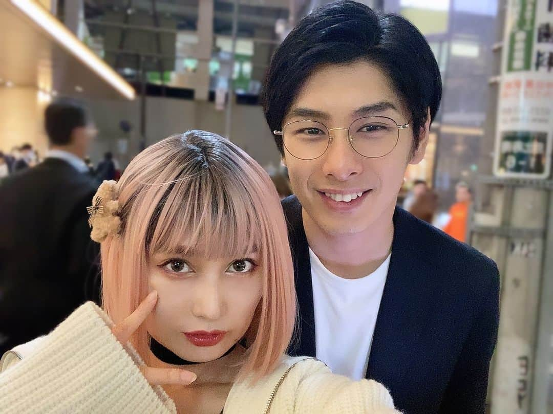 佐藤乃莉のインスタグラム：「弟と姉なのに…  これでは、  コンカフェ嬢とお客さん…w  #pink#family #弟#smile #お散歩」