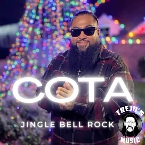 ダニー・トレホのインスタグラム：「🎸Rock the night away with @Cota_the_barber_’s ‘Jingle Bell Rock’ 🎄Now Streaming on all digital platforms! ☃️Play now *Link in Bio*  #jinglebellrock #happyholidays #trejosmusic #merrychristmas」