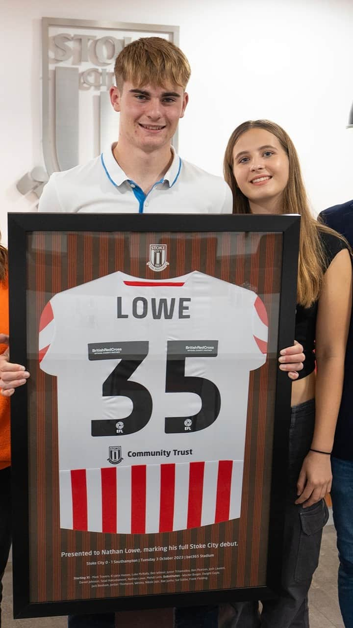 ストーク・シティFCのインスタグラム：「A 24-hour professional, representing his family, friends and the Stoke City Academy with pride.  Nathan Lowe was recently presented with his full debut shirt by Potters favourite @jonwalters19 at a special event to celebrate the achievement.  #StokeCity #SCFC」