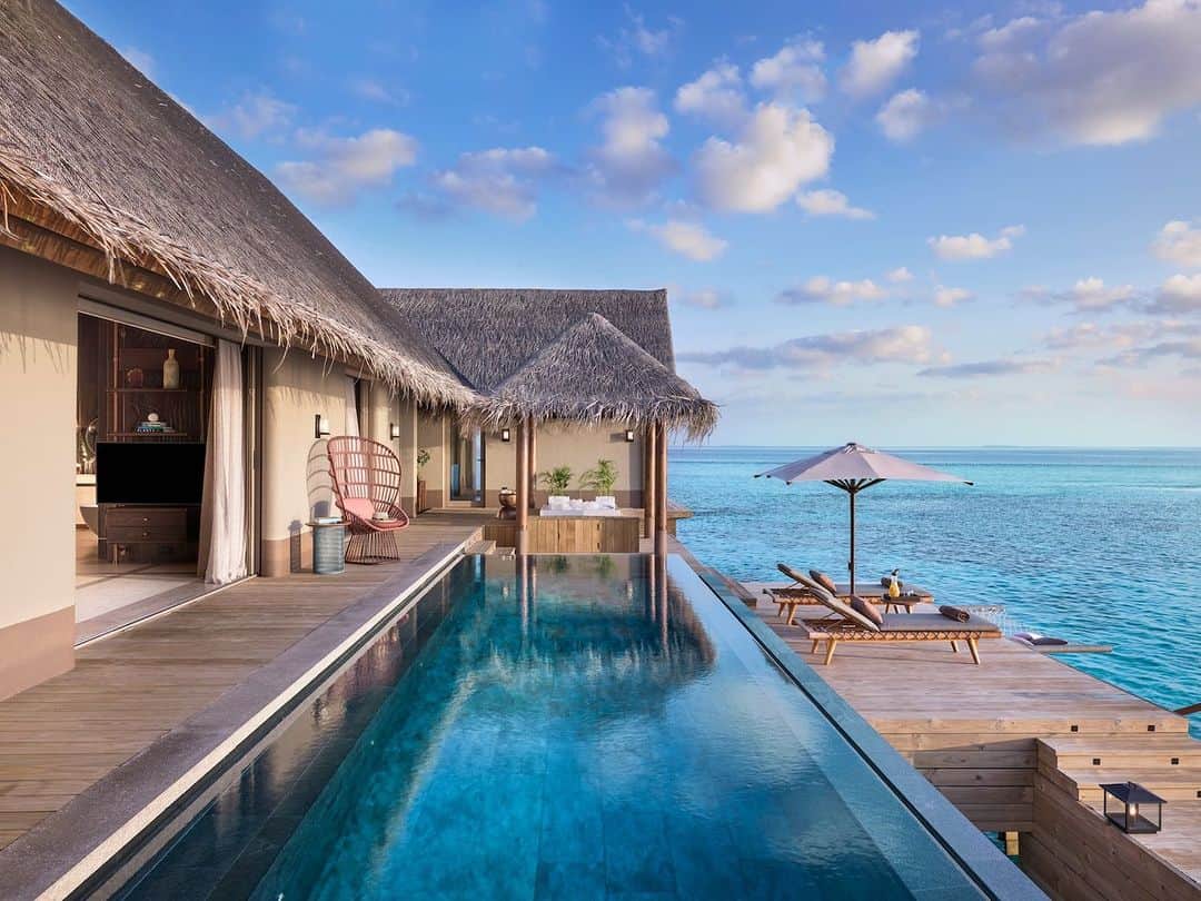 ELLE Germanyのインスタグラム：「Wer würde hier jetzt auch gerade lieber sein? Wir auf jeden Fall! Unser Hotel des Monats Dezember ist das Joalie Maldives – ein Hauch Paradies, perfekt für die Weihnachtszeit. ✨ Mehr dazu auf Elle.de!  Credit: PR #joaliemaldives #hoteldesmonats #hoteltipp #vacation #traveling #maldives #elletraveller」