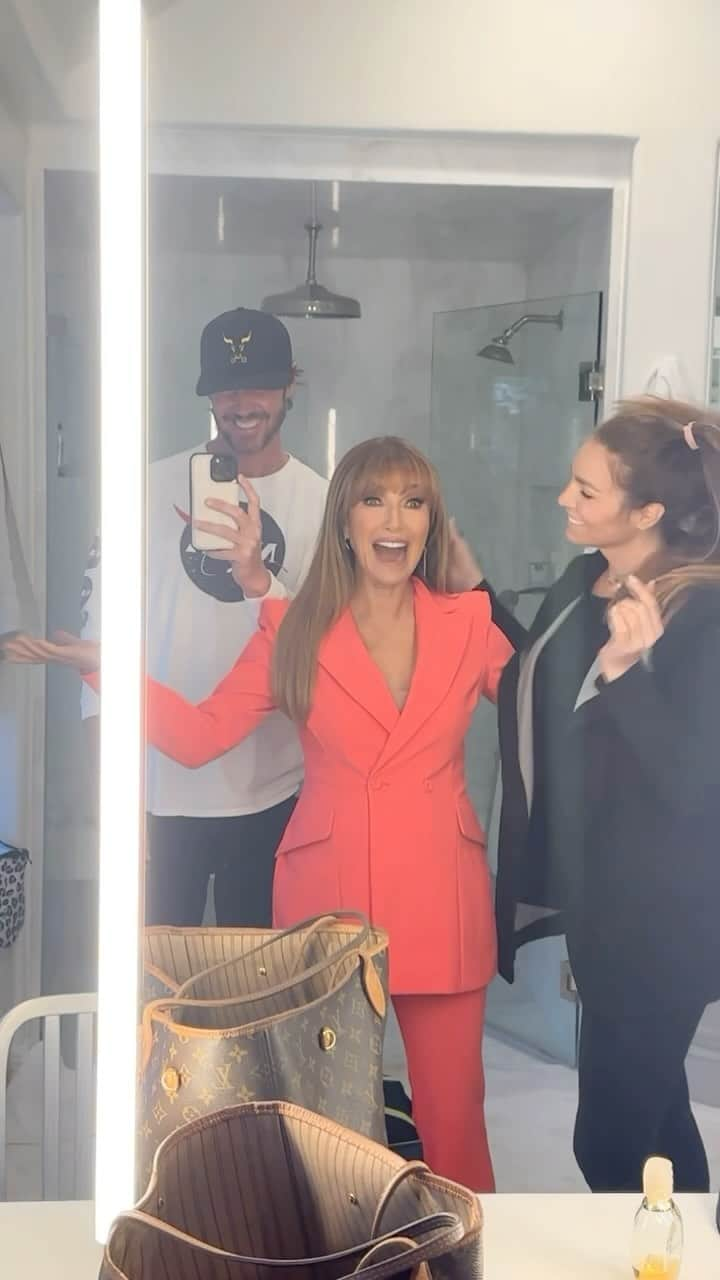 ポール・ノートンのインスタグラム：「Early morning press with the always gorgeous and gracious @janeseymour #hair by Me #makeup by @marina_gravani」