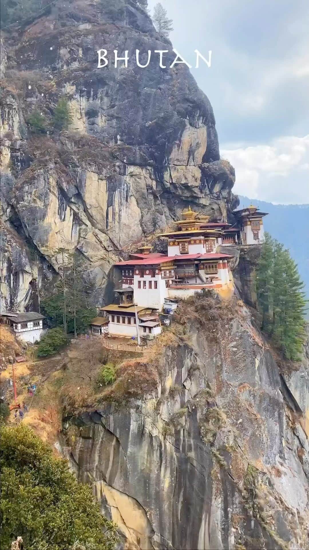 Wonderful Placesのインスタグラム：「Bhutan with @bhutanpeacefultour 🇧🇹😍🙌🏼 . Visiting Bhutan offers a unique experience with its breathtaking landscapes, including the majestic Himalayas and lush valleys. The rich cultural heritage is evident in its well-preserved monasteries, dzongs, and traditional festivals.  Bhutan’s history, deeply rooted in Buddhism, adds a spiritual dimension to the journey. The government’s emphasis on sustainable tourism enhances the overall experience, making it a memorable and mindful destination.  . Is Bhutan on your travel list? Tag who you’d visit with!  . 📹 @alpgalip @kyrenian @travelingwithsue  #bhutan #wonderful_places #wonderfulvacays #travel #amazing #bhutanpeacefultour」