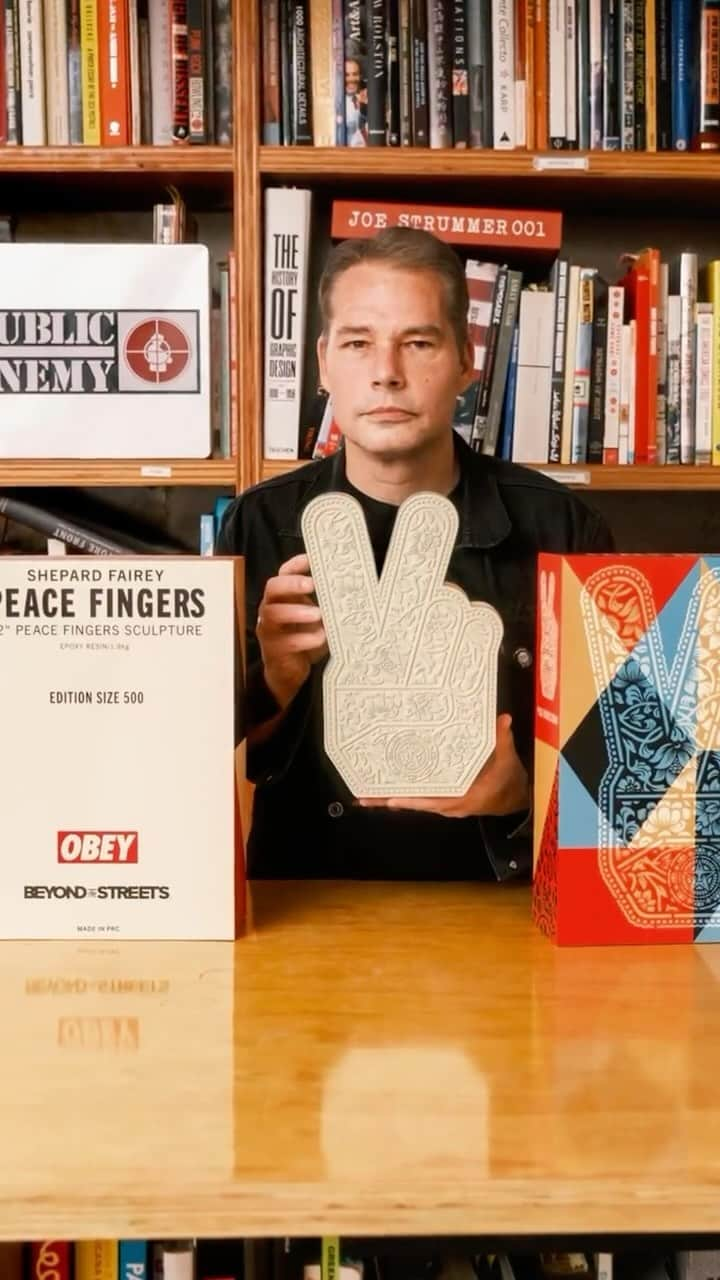 Shepard Faireyのインスタグラム：「I teamed up with @beyondthestreetsart to unveil a new collectible sculpture, drawing inspiration from my seminal 2006 graphic, ‘Peace Fingers.’ Peace is not the absence of disagreement, it’s the ability to find a resolution to disagreement without violence. Peace takes more thought, more kindness, more diplomacy, and more creativity. Please check out below for more details. –Shepard  Peace Fingers Collectible, 2023 Cream Debossed Epoxy Resin Custom Printed Box with Lid 12 in (30.48 cm) height Limited Edition of 500 $350  Available now for Pre-Order in the link in bio. Orders to be shipped after 12/5.  Place your order now to receive your product before Christmas. Deadline for Christmas shipping is 12/15* *US Only. We are not responsible for weather or courier delays.  #beyondthestreets #shepardfairey #obeygiant」