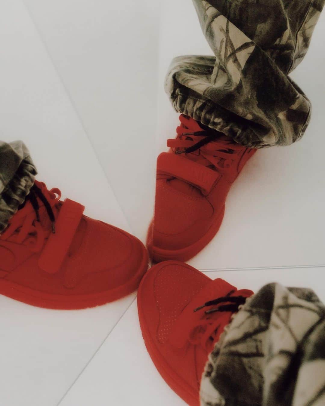 Nike Womenさんのインスタグラム写真 - (Nike WomenInstagram)「Bold expression. The Nike Air Alpha Force Low, reimagined in red by @billieeilish.   Available 12.8 on SNKRS. Link in bio.」12月2日 2時00分 - nikewomen