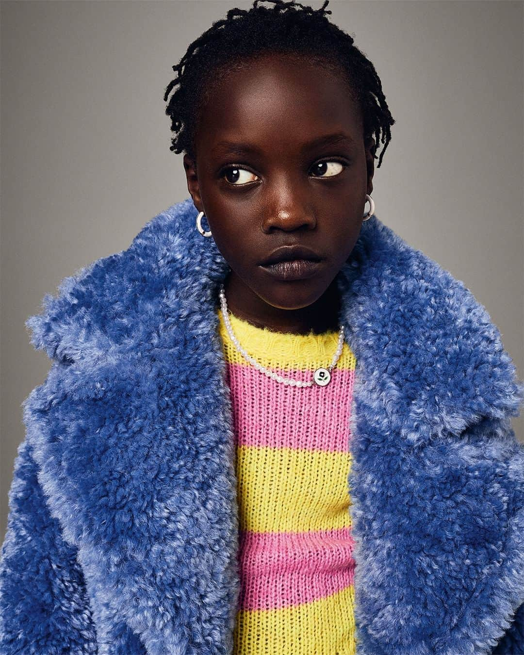 ベネトンのインスタグラム：「Warm and cuddly. Loving a bold winter look made of this year’s statement furry coat and the always-present knitted stripes.  Shop the FW23 collection by @andreaincontri   #Benetton」