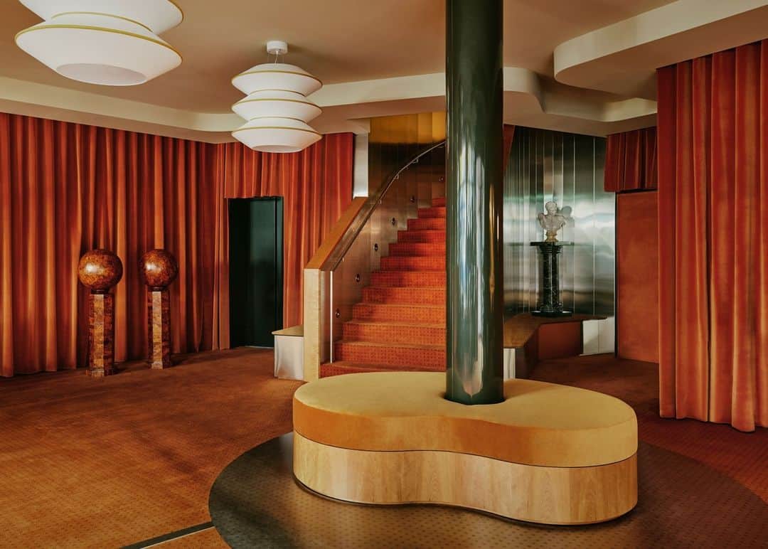 Wallpaperのインスタグラム：「@lockehotels introduces Locke am Platz, a design-led city escape in Zürich. ⁠ ⁠ In collaboration with London-based @sella.concept, led by Tatjana von Stein, Locke am Platz embraces Zürich's cultural identity and local flair through a distinctive and sophisticated design. Positioned amidst greenery and botanical gardens, the aparthotel is spread across six floors, comprises 80 units, and offers an idyllic city break.⁠ ⁠ 'We designed Locke am Platz with a layered approach, juxtaposing modernism and the grandiose Zürich lake life, inspired both by the building, the city and local icons' work such as [that of] Le Corbusier,' shares Tatjana von Stein, founder and creative director of Sella Concept.⁠ ⁠ To learn more, tap the link in bio. ⁠ ⁠ 🖋️: @sofiadelacruxyz⁠ 📷️: Courtesy of Locke and Sella Concept⁠ ⁠ #wallpapermagazine #zurichhotels #zurich #interiordesign #hoteldesign #lockehotels #lockeamplatz #sellaconcept ⁠」