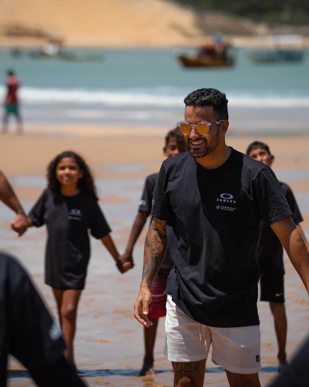 OAKLEYさんのインスタグラム写真 - (OAKLEYInstagram)「At the final Oakley x @onesight clinic of 2023, we made our way to Brazil (and the beach), partnering with Team Oakley athlete @italoferreira and @institutoitaloferreira to raise awareness of the importance of vision care and inspire the next generation. Together with OneSight, we won’t stop until the world can see. #BeWhoYouAre」12月2日 2時01分 - oakley