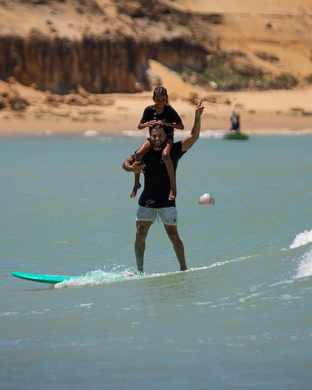 OAKLEYさんのインスタグラム写真 - (OAKLEYInstagram)「At the final Oakley x @onesight clinic of 2023, we made our way to Brazil (and the beach), partnering with Team Oakley athlete @italoferreira and @institutoitaloferreira to raise awareness of the importance of vision care and inspire the next generation. Together with OneSight, we won’t stop until the world can see. #BeWhoYouAre」12月2日 2時01分 - oakley