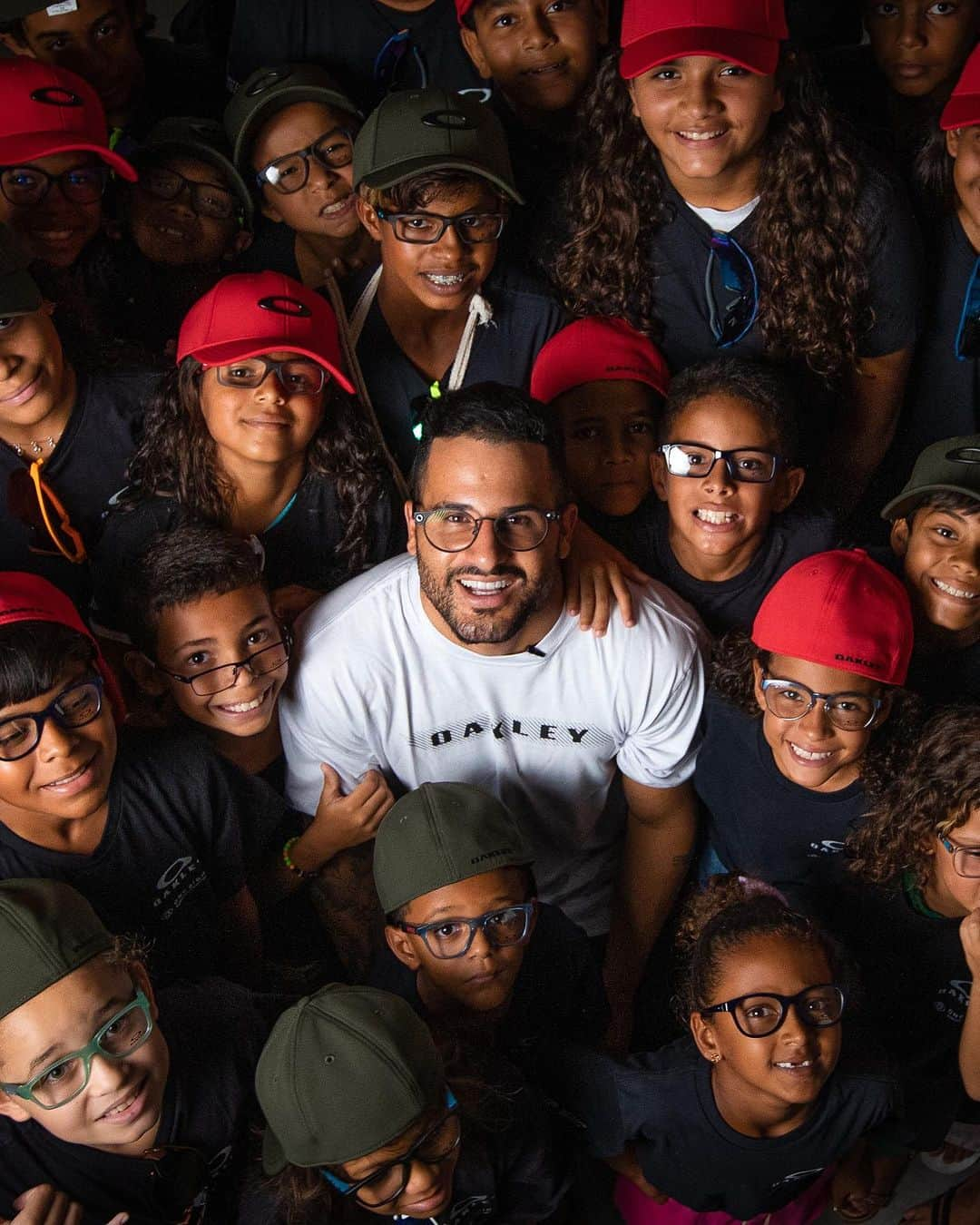 OAKLEYさんのインスタグラム写真 - (OAKLEYInstagram)「At the final Oakley x @onesight clinic of 2023, we made our way to Brazil (and the beach), partnering with Team Oakley athlete @italoferreira and @institutoitaloferreira to raise awareness of the importance of vision care and inspire the next generation. Together with OneSight, we won’t stop until the world can see. #BeWhoYouAre」12月2日 2時01分 - oakley