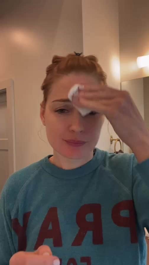アレクサンドラ・ブレッケンリッジのインスタグラム：「Makeup time!」