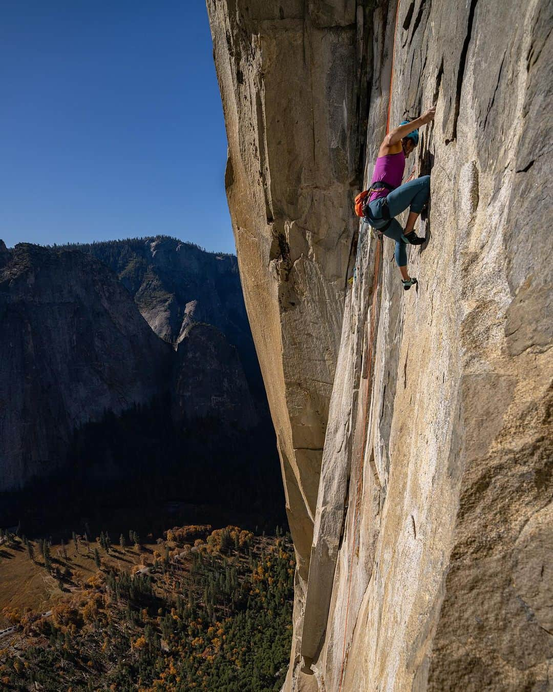 アークテリクスさんのインスタグラム写真 - (アークテリクスInstagram)「Scaling new heights with unmatched determination, Arc'teryx Athlete Amity Warme, recently Free'd El Niño (5.13c, 25 pitches) on the formidable El Capitan.   Not just a climb, but a symphony of challenges over 8 days on the wall. @amity.warme marked a historic first female ascent on Pineapple Express. Braving storms, overcoming injuries, and defying a wet crux pitch, Amity and her partner completed the ascent in style, ground up and Free.  Big wall climbing demands a fusion of skills—bouldering power, sport climbing endurance, and high-level trad climbing expertise. El Niño threw mental and physical curveballs at Amity, with tricky climbs, airy runouts, high exposure, and the wild card of loose rock.   As she reflects on the wall, dreaming of the next big objective, we celebrate the spirit of an athlete who is always evolving and reaching for new summits.  📸: @chrisalstrin & @_nelsonklein   #arcteryx」12月2日 2時03分 - arcteryx