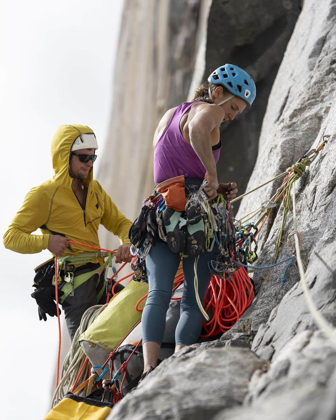 アークテリクスさんのインスタグラム写真 - (アークテリクスInstagram)「Scaling new heights with unmatched determination, Arc'teryx Athlete Amity Warme, recently Free'd El Niño (5.13c, 25 pitches) on the formidable El Capitan.   Not just a climb, but a symphony of challenges over 8 days on the wall. @amity.warme marked a historic first female ascent on Pineapple Express. Braving storms, overcoming injuries, and defying a wet crux pitch, Amity and her partner completed the ascent in style, ground up and Free.  Big wall climbing demands a fusion of skills—bouldering power, sport climbing endurance, and high-level trad climbing expertise. El Niño threw mental and physical curveballs at Amity, with tricky climbs, airy runouts, high exposure, and the wild card of loose rock.   As she reflects on the wall, dreaming of the next big objective, we celebrate the spirit of an athlete who is always evolving and reaching for new summits.  📸: @chrisalstrin & @_nelsonklein   #arcteryx」12月2日 2時03分 - arcteryx