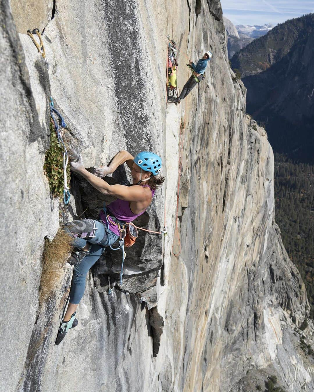 アークテリクスのインスタグラム：「Scaling new heights with unmatched determination, Arc'teryx Athlete Amity Warme, recently Free'd El Niño (5.13c, 25 pitches) on the formidable El Capitan.   Not just a climb, but a symphony of challenges over 8 days on the wall. @amity.warme marked a historic first female ascent on Pineapple Express. Braving storms, overcoming injuries, and defying a wet crux pitch, Amity and her partner completed the ascent in style, ground up and Free.  Big wall climbing demands a fusion of skills—bouldering power, sport climbing endurance, and high-level trad climbing expertise. El Niño threw mental and physical curveballs at Amity, with tricky climbs, airy runouts, high exposure, and the wild card of loose rock.   As she reflects on the wall, dreaming of the next big objective, we celebrate the spirit of an athlete who is always evolving and reaching for new summits.  📸: @chrisalstrin & @_nelsonklein   #arcteryx」