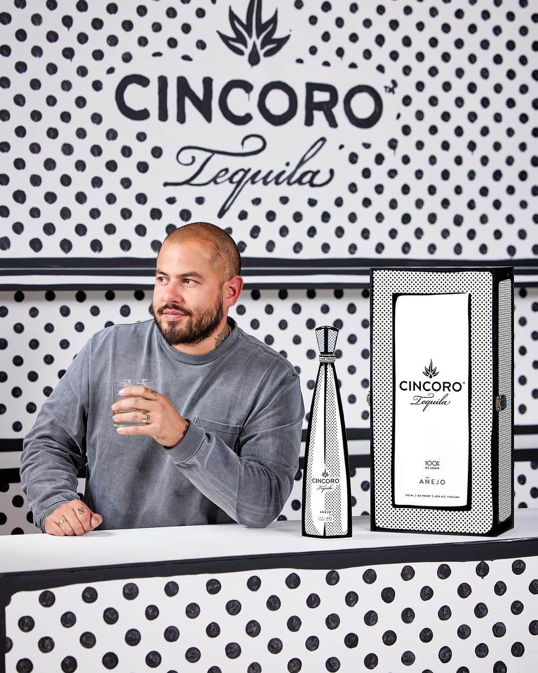 HYPEBEASTのインスタグラム：「Luxury spirits brand @Cincoro has surprised tequila lovers with a brand new collab for the holiday season. Teaming up with visual artist @JoshuaVides, Cincoro Tequila is introducing a reimagined design of its signature Cincoro Añejo Tequila bottle, complete with monochromatic graphics and a sleek packaging -- the bottle will be enclosed in a decorative wooden box to match the bottle's artistry. The exclusive Cincoro Tequila x Josh Vides bottle will be unveiled during a private event held at the Edition Hotel on December 5 during Miami Art Week. Head to the link in bio to discover more about the exclusive release. #sponsored」
