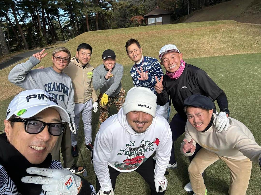 黒田アーサーのインスタグラム：「ゴルフ⛳️2日連続でした😊💪  川越カントリー倶楽部は初めてですが、  とても難しいコースでした💦😅  でも紅葉🍁が最高潮に綺麗😍  お天気も気温は低いけど日差しは  暖かくてゴルフ日和でしたよ😉👍  双亮(ｿｳｽｹ)、YUICHIRO、及川社長、  ４人でのラウンドは楽しかったー！  久しぶりに前田兄弟のリョウとも会えた😁  今度はリョウともラウンドしたいな！  #deep #yuichiro #ryo  #そうすけ #及川社長 #ピンアパレルジャパン  #ピンゴルフジャパン #川越カントリークラブ  #難コースでした」