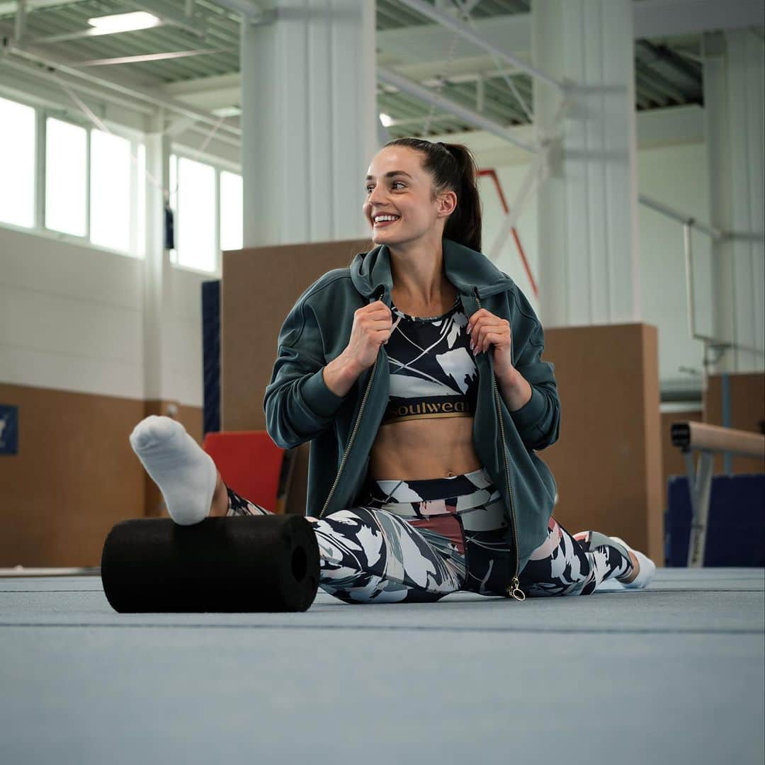 ポーリーヌ・シェーファーのインスタグラム：「Happy to be back in the gym ! 🤩  Wish you all a great weekend ☺️  #gymnastics #motivation #outfit #gym #happy  Foto: @0smansamuel  Outfit: @soulwearbymey」