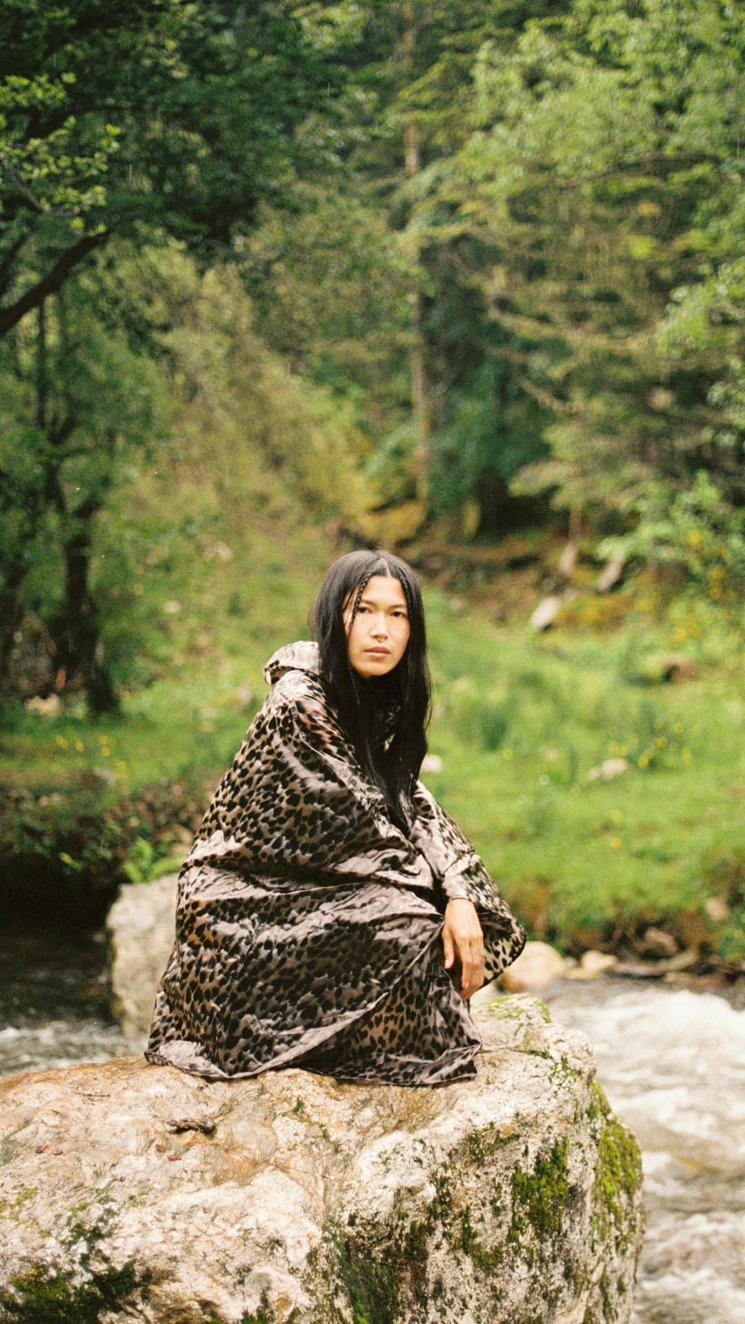 マヌーシュのインスタグラム：「Another rainy day.... 🌧️ Discover our Sauvageonne rain cape 🐆」