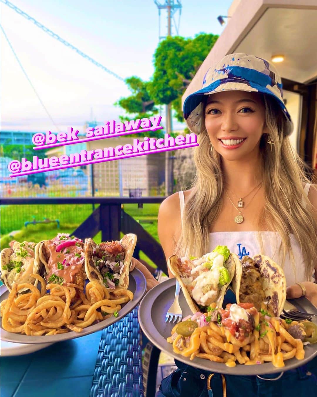 つっきさんのインスタグラム写真 - (つっきInstagram)「沖縄で1番美味しいタコス屋の @blueentrancekitchen がなんと‼️ 横須賀にもオープンしたよーーーーッ😳👏 👉🎉 @bek_sailaway 🌮🇺🇸✨  BEKのタコスが横須賀で食べられるのは まじでBIGNEWSなの🤤🙏💓🫶🏽 あーんもう嬉しすぎるって〜😭👏🩷 ほんとにこの味食べて欲しすぎるんよね🥺 写真見れば分かるけど色んな味があって 何から食べようかまじ迷うレベルよ😍❤️ ボリューミーで迫力満点だし写真映えも📸✌️  つっきはBEKが日本にあるタコス屋さんの 中で1番美味いって思ってる😘💓 しかも働いてて思うのは環境も良いし スタッフ同士仲良くて楽しいのね🫶🏽💗らぶ  つっきのお友達やフォロワーさんや たまたまこの投稿見てしまったアナタ🙋‍♀️🙋‍♂️ とりまみんなにBEKのタコス食べて欲しい🫣❤️‍🔥 もちろん沖縄の恩納村の店舗にも来てね😍💗 みんなで待ってるよ🥰❤️よろしくねー🥳💟🌮  #横須賀  #blueentrancekitchen #blueentrancekitchensailaway #blueentrancekitchenokinawa #tacos  #tacotuesday #横須賀グルメ #yokosuka #横須賀基地 #沖縄 #恩納村 #タコス #BEK #沖縄タコス #横須賀タコス #tacos #沖縄グルメ #みんなに届け #biglobe #イケイケのイケ #すきすきのすき❤️」12月2日 21時00分 - tukki007