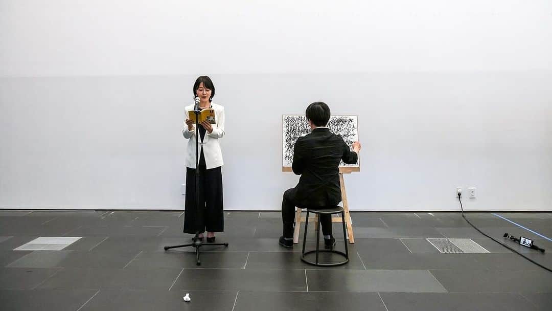 グッゲンハイム美術館のインスタグラム：「In Kim Kulim’s "From Creation to Extinction" (2015), a figure reads and then tears each page from a book of poems, later dispersing the papers into the sea of a listening audience. All the while, a writer transcribes each spoken word onto a blank sheet of paper, writing and writing over the words until the surface becomes unreadable. #ExperimentalArtInKorea  Today’s performers: Emmanuèle Phuon and Connor Sen Warnick (@connor.sen.warnick).  ... 📷: Kim Kulim, "From Creation to Extinction," 2015. Performance view, "Only the Young: Experimental Art in Korea, 1960s–1970s," National Museum of Modern and Contemporary Art, Korea, Seoul, 2023. © Kim Kulim. Photo: Courtesy of the artist.」